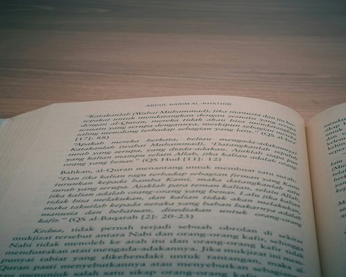 Membaca buku dengan tenang dan menjauh dari layar